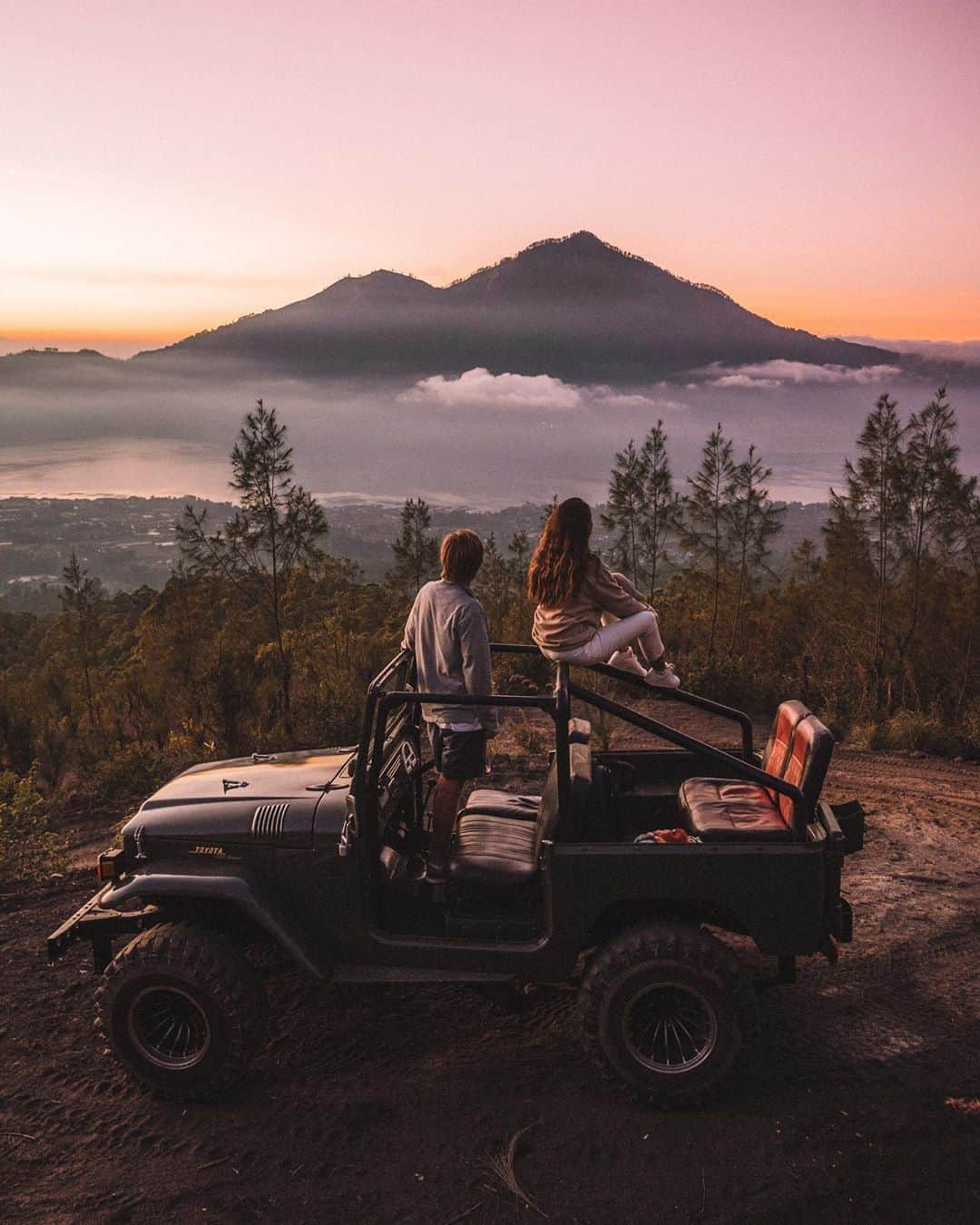 Kapten & Sonさんのインスタグラム写真 - (Kapten & SonInstagram)「'Watch more sunset than Netflix!' 💫 Enjoy your Friday evening, Kaptens! @todayimin found the most beautiful spot for a perfect sunset! 🌅 #bekapten #kaptenandson⁠ .⁠ .⁠ .⁠ #sunset #adventure #adventureseeker #takemethere #travelcouple #travelling #travelgram #couple #passportpassion #potd」10月26日 3時30分 - kaptenandson