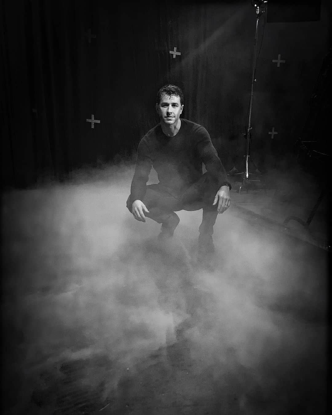 ジョシュア・ダラスのインスタグラム：「Foggy day on the @nbcmanifest set. Season 2! #」