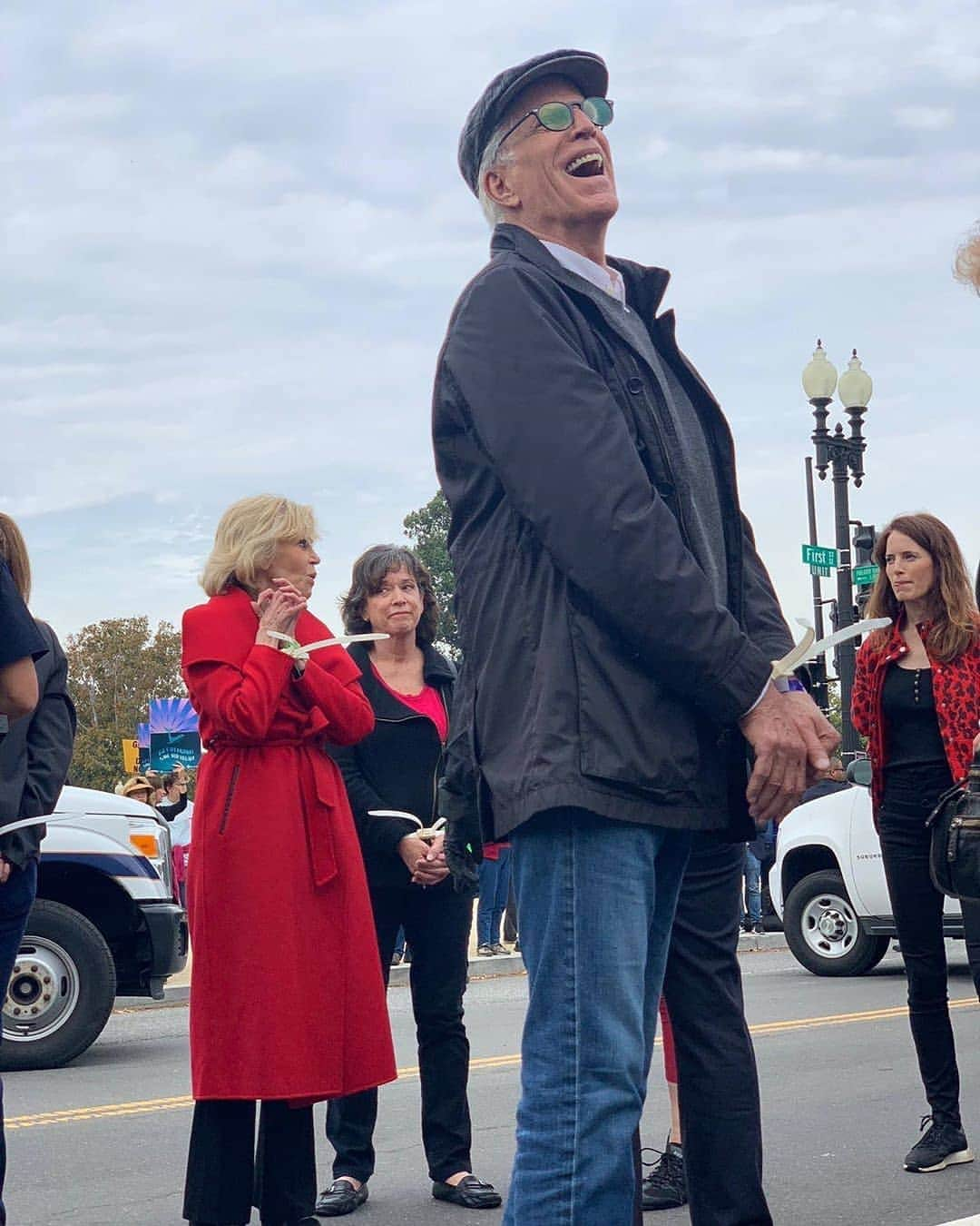 クリスティン・ベルさんのインスタグラム写真 - (クリスティン・ベルInstagram)「There is noone better than @teddanson.  oh my GOD I love this man. Thank you @teddanson!!! 💙💙💙💙💙 (picture from @charliemcdowell ) Reposted from @darcycarden」10月26日 3時58分 - kristenanniebell