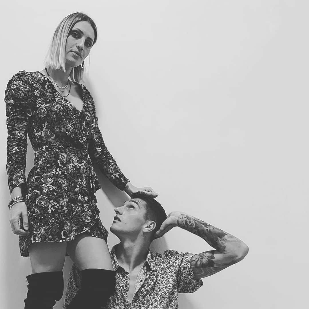 ミケーレ・カンポレーゼのインスタグラム：「Mi mujer es cómplice . 🧪」