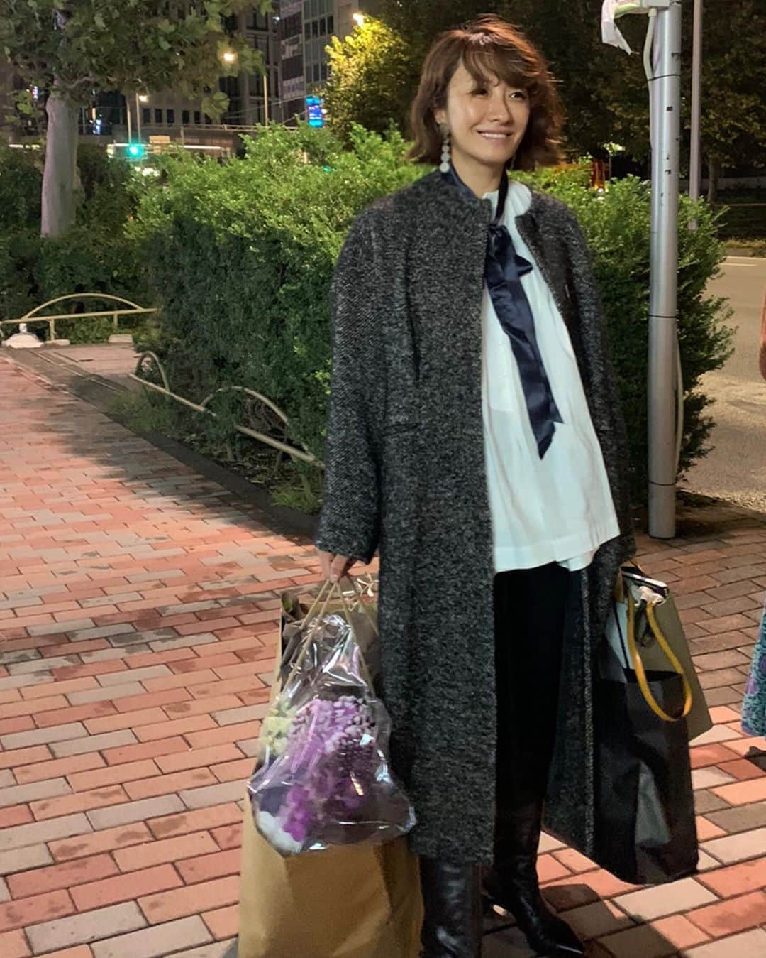 風間ゆみえのインスタグラム：「今宵はCafe's Vegetable Fair(〜12月8日まで)を開催中のエルカフェ2階のレストランにて、野菜ソムリエの久原さんの厳選食材で作る、ご褒美野菜のベジタブルディナーをいただきながら、お誕生日をお祝いしいただきました！ いつものメンバーと思いきや、わりと久しぶりでみんなの顔が見れてよかった‼︎🧡 お誕生日@stylings_official の白いブラウスはに結んだリボンは　@kazukovalentine からのプレゼントのリボンを結んでいます。  コート、ブラウス/ @stylings_official  ニットレギンスは @la_marine_francaise_official  ブーツ/ @pierrehardy ＊ブラウスに結んだリボンはかずちゃんからのバースデープレゼントに結ばれていたものですよ^_^  #yumie_k_style」