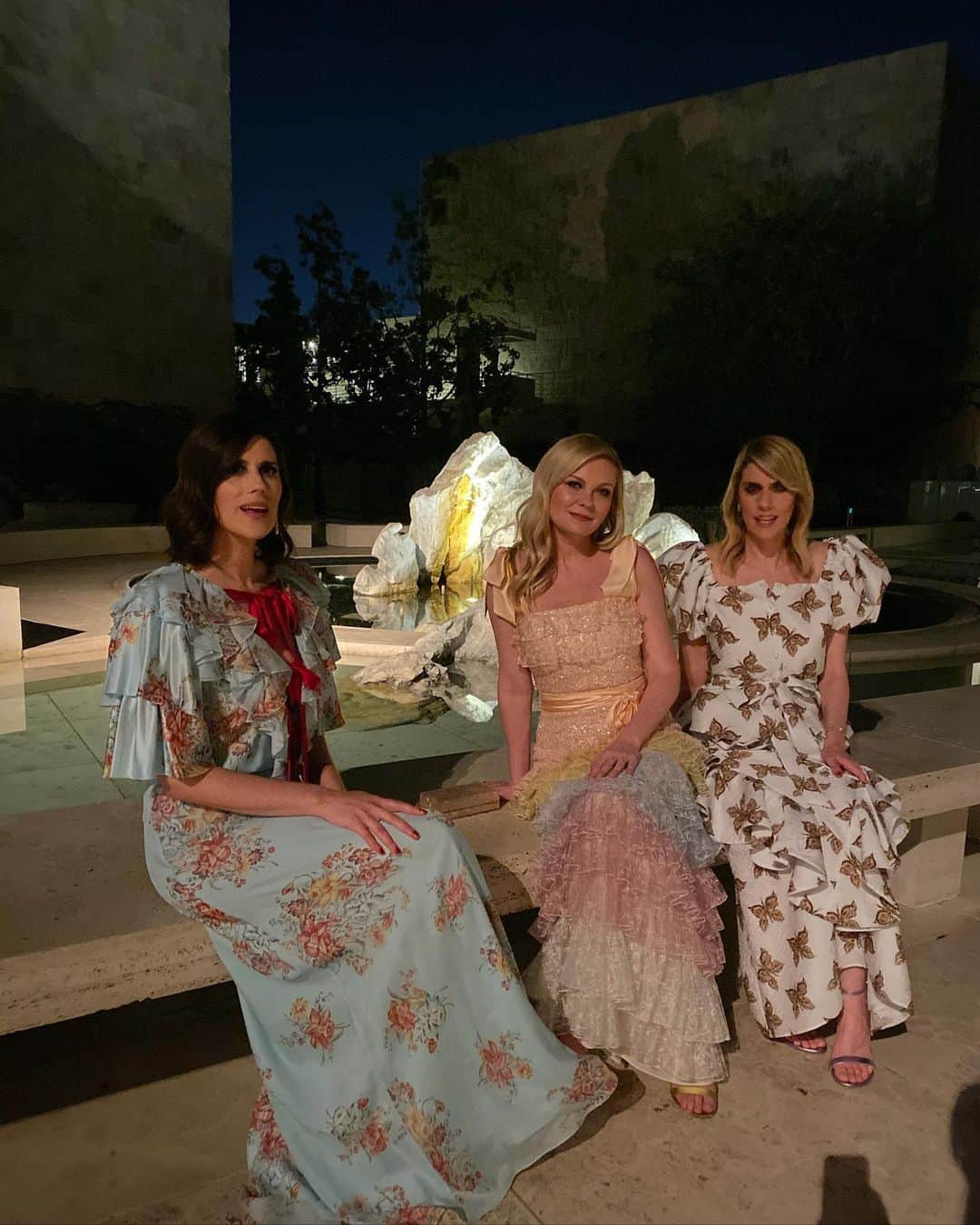 キルスティン・ダンストのインスタグラム：「Honored to present my friends @kateandlauramulleavy with the @instylemagazine Designer of the Year Award. #3women」