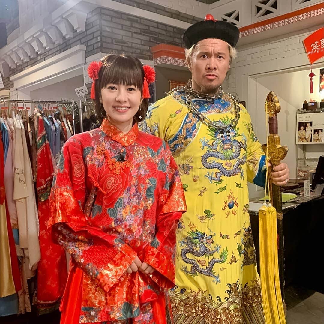 さとう珠緒さんのインスタグラム写真 - (さとう珠緒Instagram)「もうすぐハロウィン🎃 昔の中国の花嫁さん衣装なんですって✨🎵 赤い✨ 真壁さんのは王様の衣装だったかな✨ 強そう✨  今日も良い１日を🌈」10月26日 10時03分 - tamao_satoh