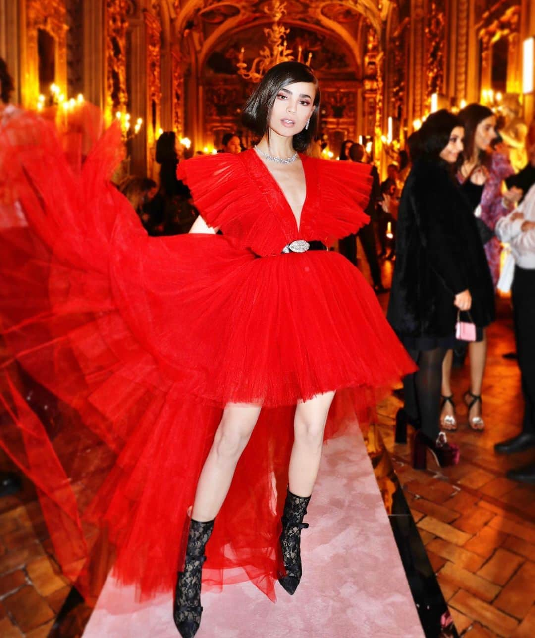 ソフィア・カーソンさんのインスタグラム写真 - (ソフィア・カーソンInstagram)「red in rome for my giamba♥️ @giambattistavalliparis @hm #project🖤 #GiambattistaValliXhmPARTNER」10月26日 5時12分 - sofiacarson