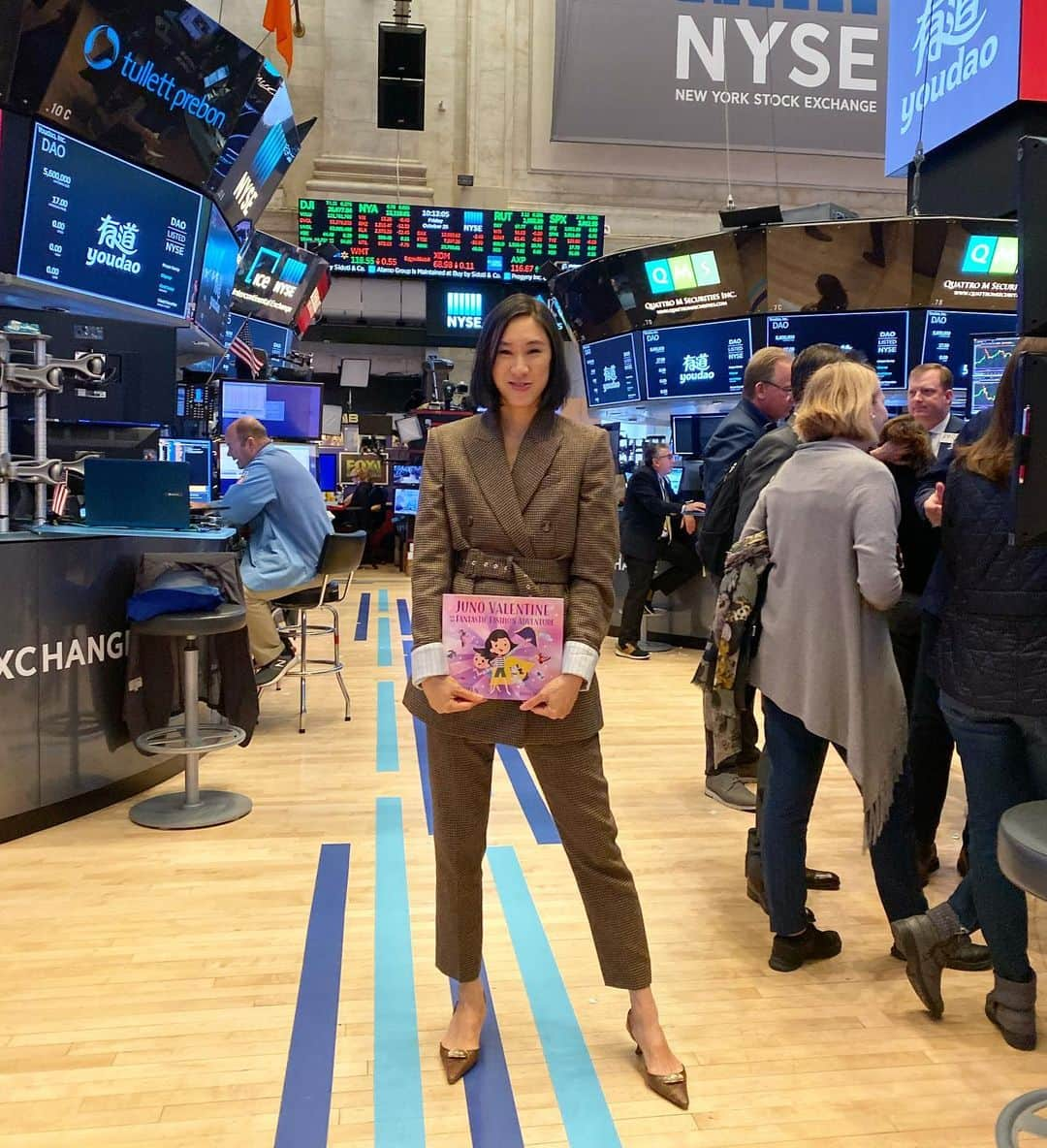 エヴァ・チェンさんのインスタグラム写真 - (エヴァ・チェンInstagram)「Back at @nyse to talk @junovalentine... can’t believe I was here a year ago to talk about my first book and now I’m talking about my third! Kicking off book tour on Sunday... wish me luck 🙏🏼🙏🏼」10月26日 5時22分 - evachen212