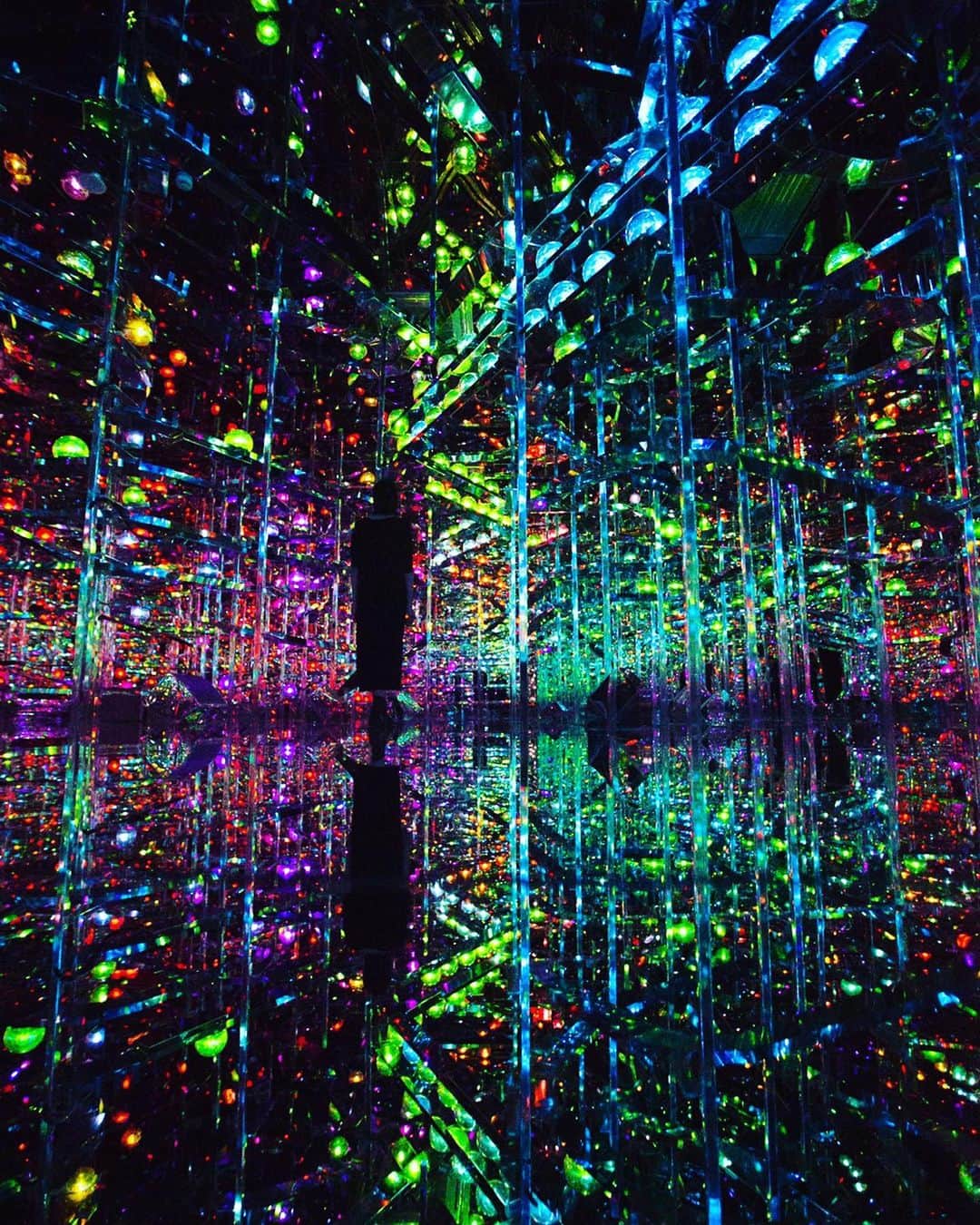 猪子寿之のインスタグラム：「#teamlabborderless #shanghai  #チームラボボーダレス #上海  11/5 open  https://borderless.teamlab.art/shanghai/  #teamlab #チームラボ」