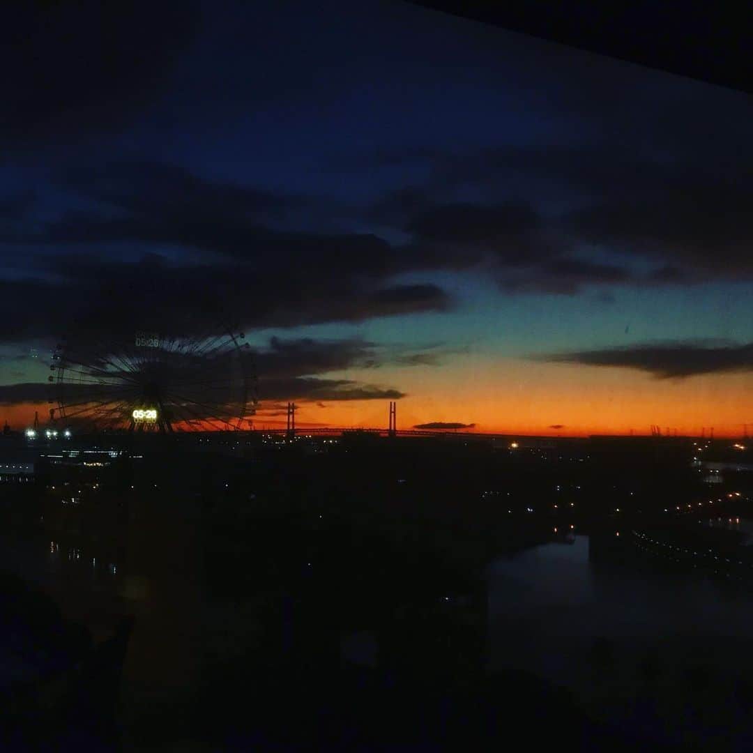 井手大介のインスタグラム：「Yokohama dawn #theburn847 #fmyokohama」