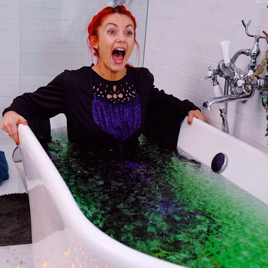 カスパー・リーのインスタグラム：「Ad 🎃 To celebrate @warnerbrosuk new horror film #DoctorSleepMovie, @diannebuswell and I filmed a special Brain Freeze Challenge - Halloween Edition! She’s the happiest I’ve ever seen someone getting out of a bath filled with iced green goo! 😂 bless her soul!」