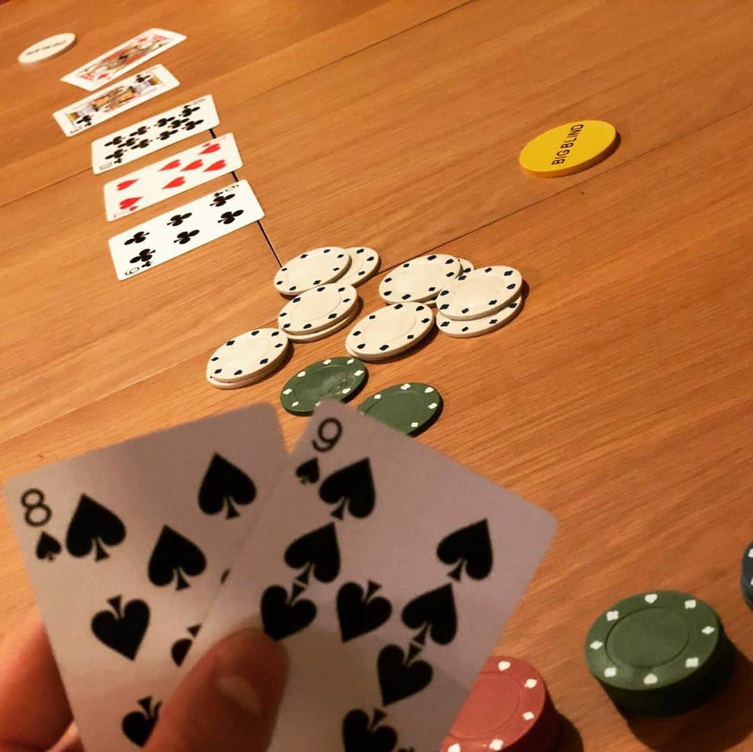 のインスタグラム：「My favorite time.  This role dominates the flash ... poker. #GOK #GreatOKharn #UK #england #london #overseaslife #britishlife# #Texasholdem #TexasPoker #poker #casino #gambling #game #dealer #オーカーン #英国 #イギリス #イングランド #ロンドン #海外生活  #イギリス生活 #テキサスホールデム #ポーカー #テキサスポーカー #カジノ #ギャンブル #ゲーム #ディーラー」