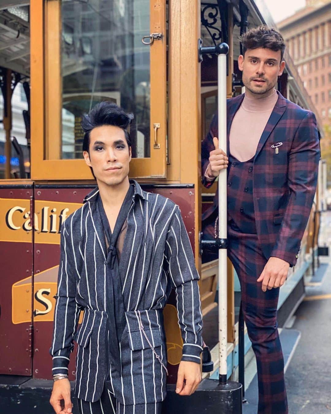 ユージン・リー・ヤンのインスタグラム：「🎶 clang clang clang...🎵 my HRC Visibility Award look 🏳️‍🌈 styling - @tennilleyamashita  suit - @jiohny  hair - @jrolandsalon  makeup - @tyresschristine chain - @jonasstudionyc  shoes - @asos」