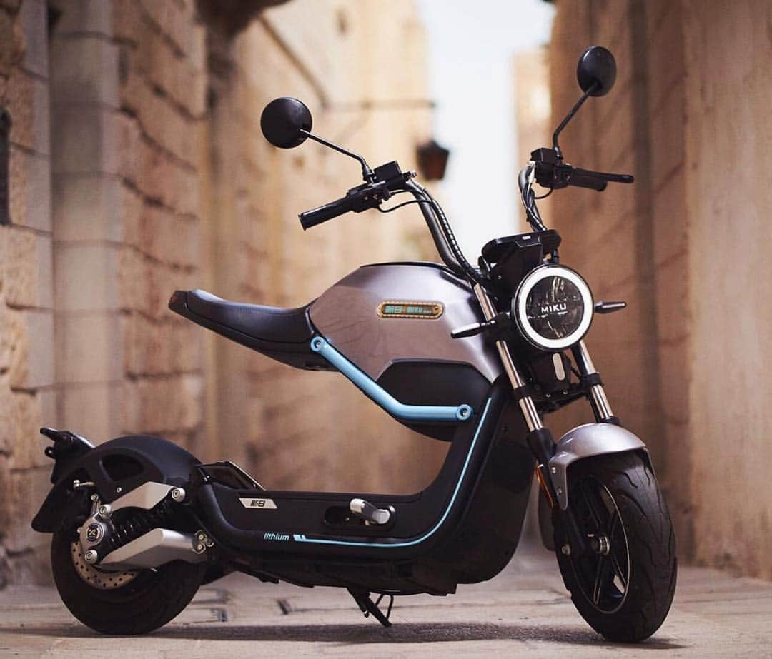 epidemic_motorsさんのインスタグラム写真 - (epidemic_motorsInstagram)「Un scooter électrique ultra design fait pour la ville ! Le MikuMax⚡️ by @weebot - - - - - - #escooter #mikumax #electricbike #weebike #weebot #electricity #electricvehicle #madmax #climatechange #mobiliteelectrique #madeinfrance #veloelectrique #scooter #green #future #france #veloelectrique #vae #nvei #veloassistanceelectrique #paris #garrettmiller #paris #moto #motorcycle #surron #motorbike #motorsport #electricmotorcycle #electricmotor」10月26日 5時49分 - epidemic_motors