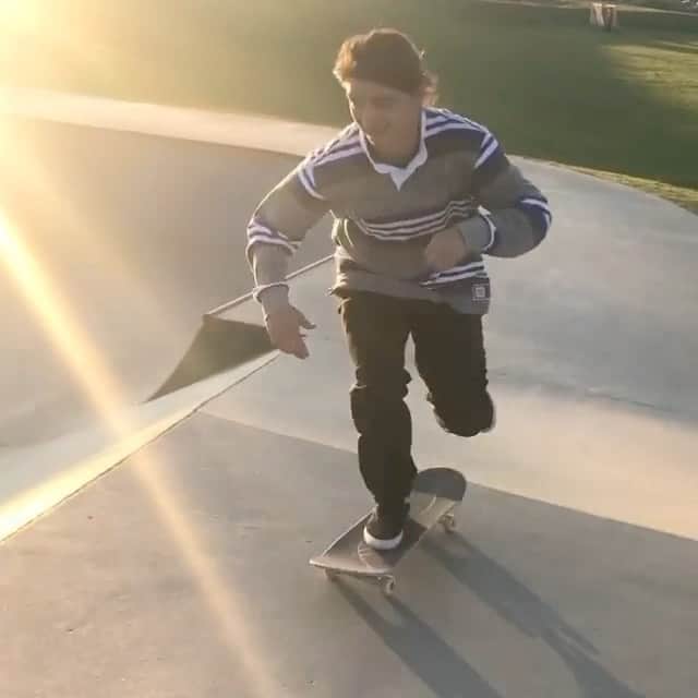 オルタモントのインスタグラム：「Sliding into the weekend w/ @hellaspliffs & flipping out w/ the homie @keggen1 🏄‍♂️💥 // 📹: @starzeppelin // 🎵: @thesurfrajettes // #CFADC」