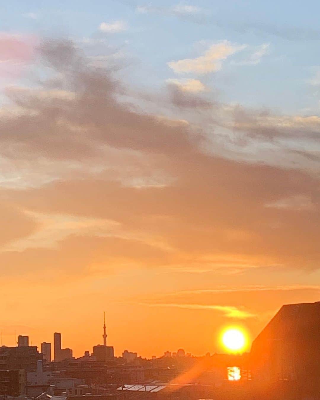 鈴木美香さんのインスタグラム写真 - (鈴木美香Instagram)「. 誰もがこの朝陽に希望を抱いてくれることを祈る  #朝陽  #美しい  #希望  #元気になろう」10月26日 6時10分 - mikasuzukimika