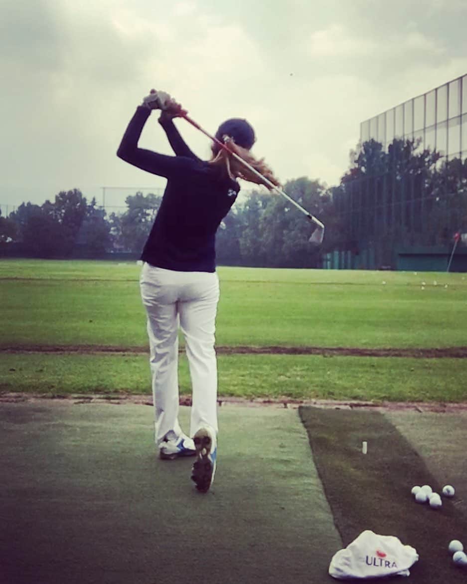 アレハンドラ・ジャネサのインスタグラム：「Always make sure your pony tail is in line with the club 💁‍♀️😉😁 @amstelultra #challengerteam #🏌🏼‍♀️#⛳️ #practice #practice #practice」