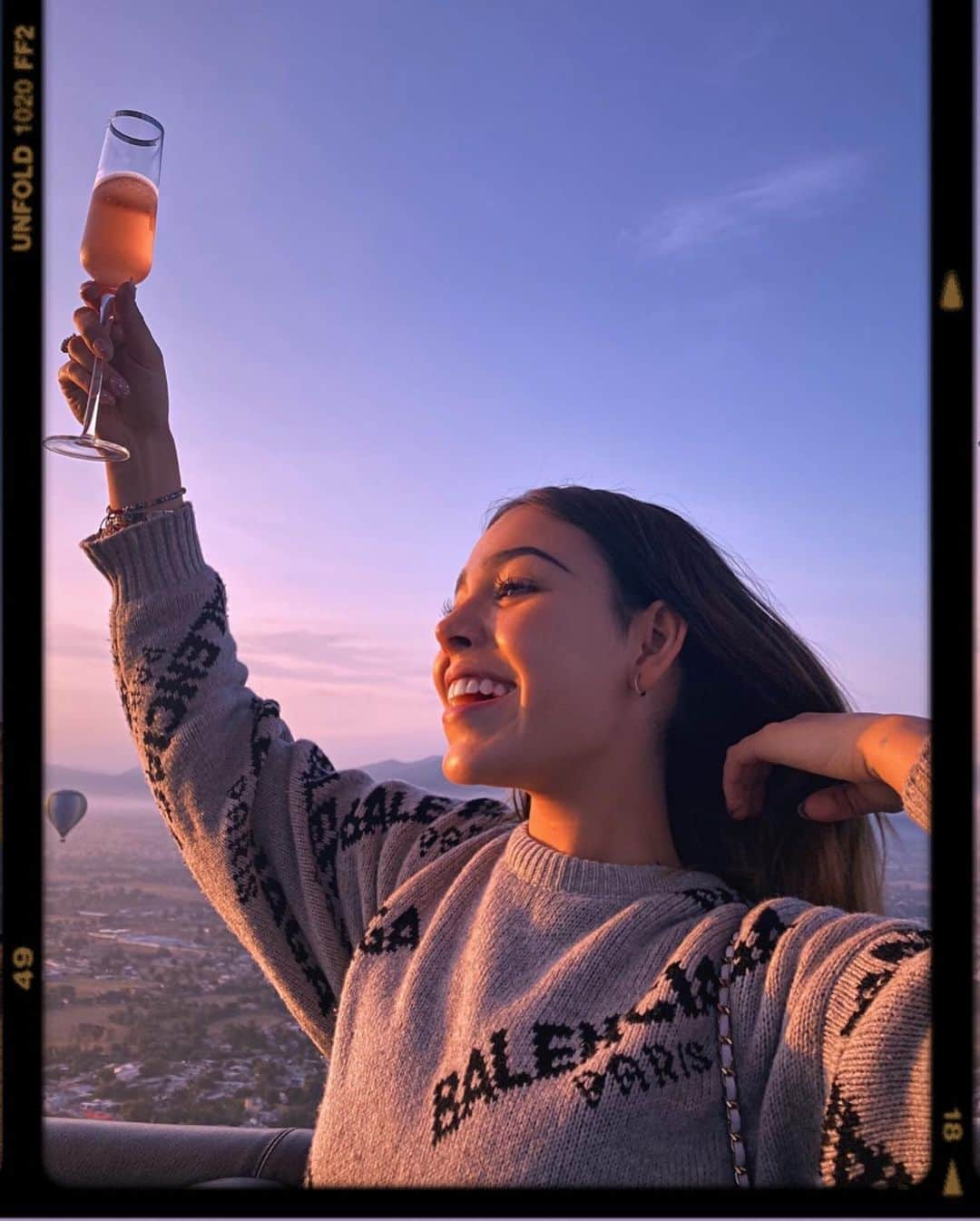 Danna Paolaさんのインスタグラム写真 - (Danna PaolaInstagram)「Volando por México y brindando por la vida 🇲🇽💜」10月26日 6時33分 - dannapaola