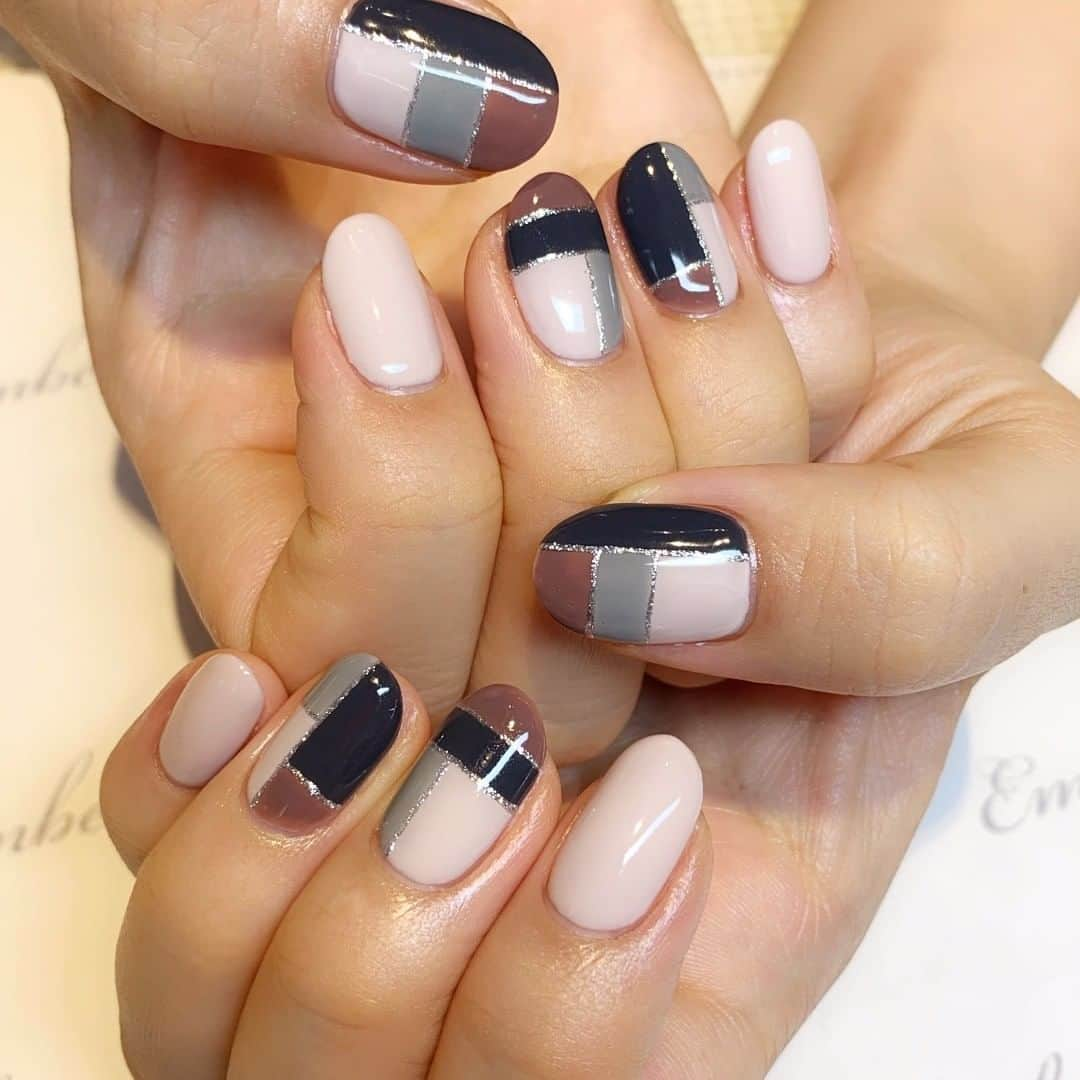 ネイルサロンEmbellir横浜店さんのインスタグラム写真 - (ネイルサロンEmbellir横浜店Instagram)「💅 . . ブロッキングネイル . . #秋色カラー で#ブロッキングネイル です(^^♪ 差し色に黒が入ると引き締まりますね！ . . ☆ご予約はお電話または、ホットペッパーにて☆ . . アカウントをクリックするとホットペッパーのURLがございます！！是非アクセスしてください！！ . . #オフィスネイル #ネイルサロン #ネイルデザイン  #ネイルアート #女子力ネイル #シンプルネイル  #横浜ネイルサロン #embellir横浜　 #アンベリール  #ショートネイル #大人ネイル #トレンドネイル  #おしゃれネイル #大人女子ネイル #人気ネイル  #パラジェル #hpb_nail #ジェルネイル #オータムネイル #💅 #ネイル好きな人と繋がりたい #横浜 #横浜ネイルサロン #秋ネイル」10月26日 6時35分 - embellir111