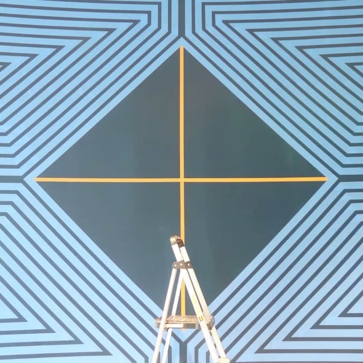 3M（スリーエム）のインスタグラム：「Dive into this mesmerizing curved wall mural "Ola" located at @playadistrictla, as @_flekz_ finishes up his work with @scotchpainterstape. 🌊 💙  #tapeart #murals #painterstape #interiordesign #la」