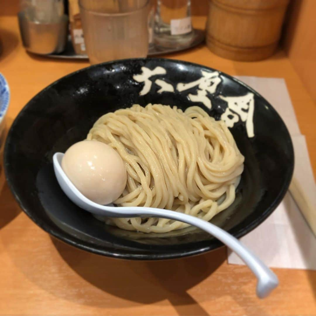 レイチェル・クーさんのインスタグラム写真 - (レイチェル・クーInstagram)「T O K Y O 🗼 day 2. Kicked off with brekkie trying my best to slurp noodles at Rokurinsha 🍜 A Little Swedish Kitchen lunch with the Swedish ambassador to Japan, Pereric Högerberg at the embassy. Thank you to Johan, the head chef for making my recipes taste and look so beautiful. 🏎 A quick pit stop at Sorou to marvel (and buy) some stunning hand crafted homeware. 🍣🥟Finished with a mind blowing meal @wagyumafia of Kobe beef in all it’s forms. The sea urchin, kaviar, kobe beef beef sushi was 💥 Topped off with meeting some of the Welsh rugby team too 🏴󠁧󠁢󠁷󠁬󠁳󠁿 Big thank you to @clerkenwellboyec1 @wagyumafia for the special dinner. Green dress @lenahoschek (bought but has been previously gifted clothes) . . . . . . . . . #ramen #rachelkhoo #japan #tokyo #khootravels #swedishembassytokyo #wagyumafia #kobebeef #japanrugby2019 #rugbyworldcup2019」10月26日 7時00分 - rachelkhooks