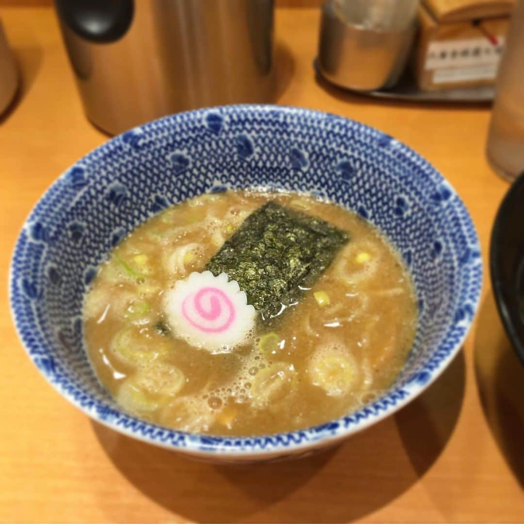 レイチェル・クーさんのインスタグラム写真 - (レイチェル・クーInstagram)「T O K Y O 🗼 day 2. Kicked off with brekkie trying my best to slurp noodles at Rokurinsha 🍜 A Little Swedish Kitchen lunch with the Swedish ambassador to Japan, Pereric Högerberg at the embassy. Thank you to Johan, the head chef for making my recipes taste and look so beautiful. 🏎 A quick pit stop at Sorou to marvel (and buy) some stunning hand crafted homeware. 🍣🥟Finished with a mind blowing meal @wagyumafia of Kobe beef in all it’s forms. The sea urchin, kaviar, kobe beef beef sushi was 💥 Topped off with meeting some of the Welsh rugby team too 🏴󠁧󠁢󠁷󠁬󠁳󠁿 Big thank you to @clerkenwellboyec1 @wagyumafia for the special dinner. Green dress @lenahoschek (bought but has been previously gifted clothes) . . . . . . . . . #ramen #rachelkhoo #japan #tokyo #khootravels #swedishembassytokyo #wagyumafia #kobebeef #japanrugby2019 #rugbyworldcup2019」10月26日 7時00分 - rachelkhooks