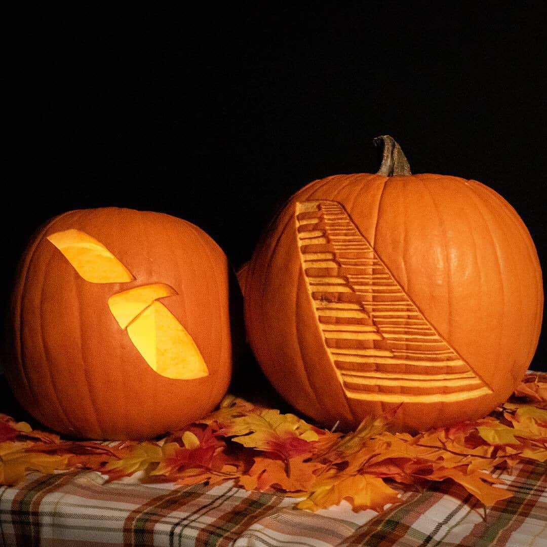 アメリカン航空のインスタグラム：「Creep it real this weekend with our aviation-themed pumpkin stencils! On Halloween, we’ll show you how we made our pumpkins fa-boo-lous. ⠀⠀⠀⠀⠀⠀⠀⠀⠀ To download, check the link in our bio!」