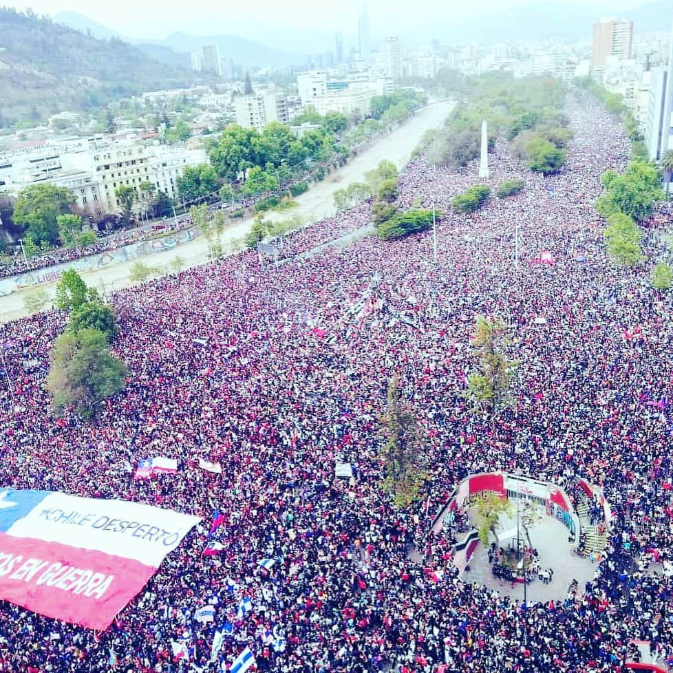 クラウディオ・ブラーボのインスタグラム：「Este es nuestro Chile 🇨🇱 El que camina junto, El que no tiene miedo, El que se ama por el bien común, El que no discrimina condición social, El que levanta su bandera hacia sus derechos, El que transforma la palabra guerra en UNIÓN y AMOR ESCUCHA SUS LATIDOS ❤️ AYÚDALO!!!」