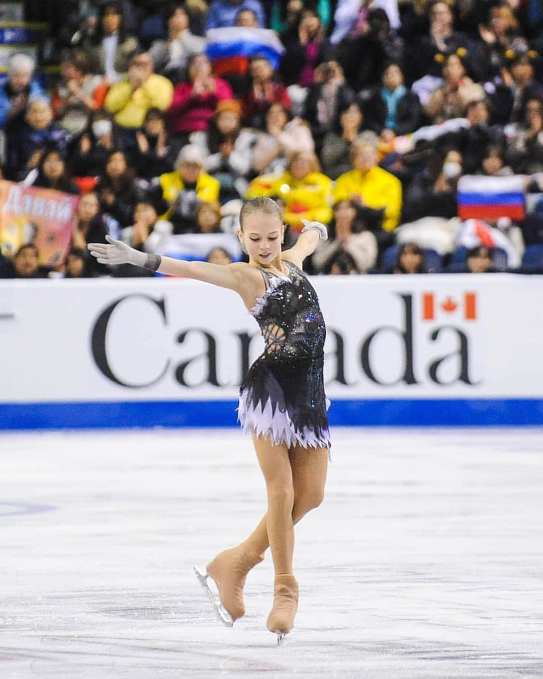 ISUグランプリシリーズさんのインスタグラム写真 - (ISUグランプリシリーズInstagram)「Rika Kihira jumps into first 🇯🇵 Young You takes second and Alexandra Trusova comes third in the Ladies Short Program  #GPFigure #FigureSkating」10月26日 7時35分 - isufigureskating_x