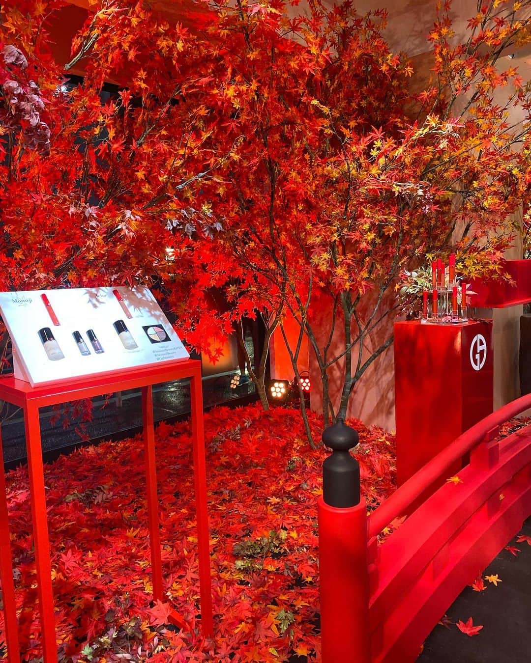 稲木ジョージのインスタグラム：「#ArmaniBeautyKOYO was beautiful 🍁 Love how Armani always bride beauty and Japanese culture 😌 紅葉をテーマにした新作とイベントスペースが原宿に登場。和風な橋や、デジタルアートルームなどコンテンツ盛りだくさんでした！一回行ってみてもいいかも🤩」