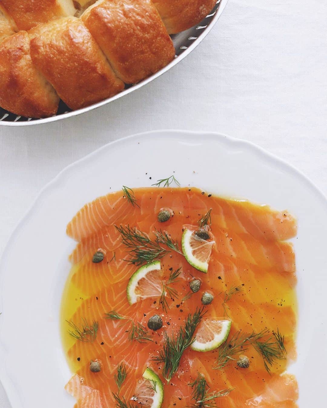 樋口正樹さんのインスタグラム写真 - (樋口正樹Instagram)「Smoked salmon 🐟 . 朝からちょっと贅沢に 石窯ちぎりフランスに クリームチーズを塗り 上質なサーモンのせた とっても美味しいやつ。 これ、ワインですよね。 . パンはこちら タカキベーカリーさん。 👉@takaki_bakery_official . . #スモークサーモン #パンとワイン #パンのお供 #ワインのお供 #石窯パン #石窯ちぎりフランス #石窯パン #タカキベーカリー #takakibakery #パン部 #パンスタグラム #パン大好き #ヒュッゲ #hygge Lox #smokedsalmon #salmon」10月26日 7時40分 - higuccini
