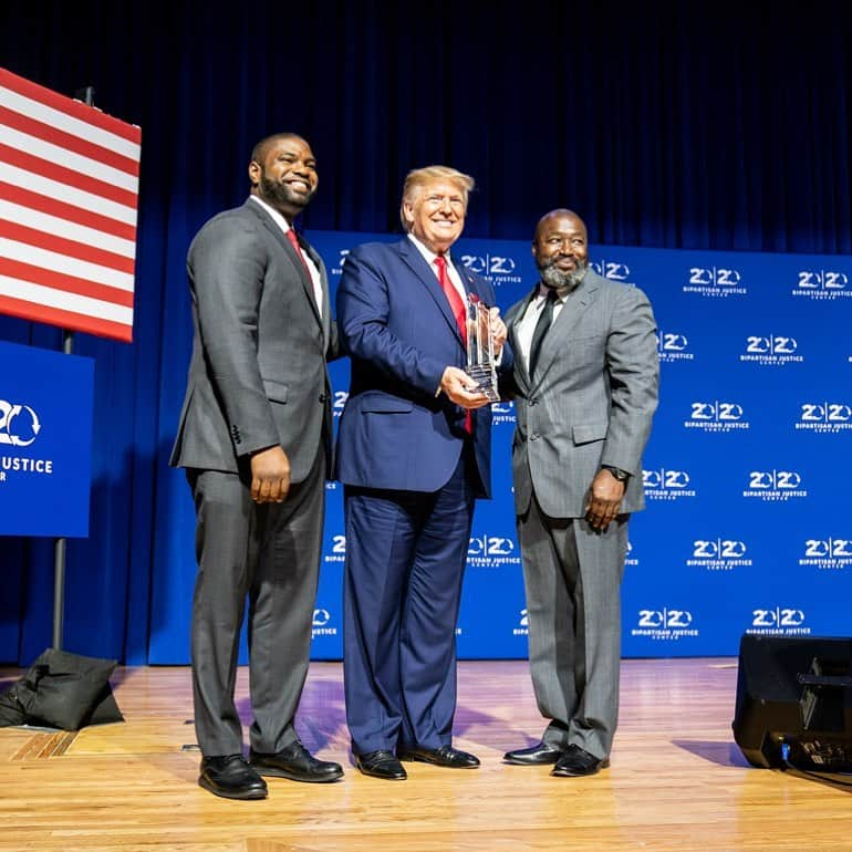 ドナルド・トランプさんのインスタグラム写真 - (ドナルド・トランプInstagram)「It was my great honor to deliver the keynote address at the 2019 Second Step Presidential Justice Forum hosted by the 20/20 Bipartisan Justice Center in South Carolina, and my true honor to receive the Bipartisan Justice Award, thank you!」10月26日 7時40分 - realdonaldtrump