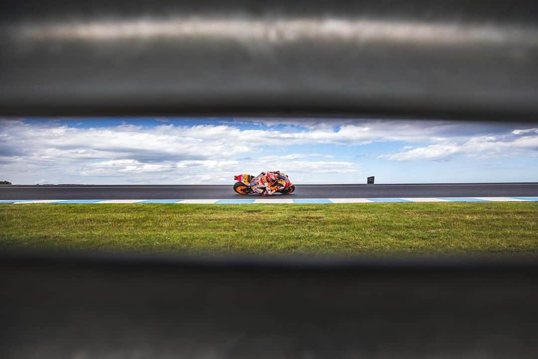 レプソル・ホンダさんのインスタグラム写真 - (レプソル・ホンダInstagram)「Peeping 👀 • • • #AustralianGP #25RepsolHonda #Repsol #MotoGP #Honda #Racing #RepsolHonda #HRC #RC213V #MM93 #MarcMarquez #MM93🐜 #JL99 #JorgeLorenzo #JL99😈 #ThePowerOfDreams #Motorcycle #Australia #Oz #AusGP #Melbourne」10月26日 7時46分 - hrc_motogp