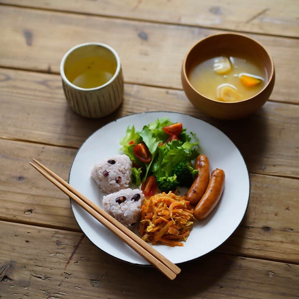 のインスタグラム：「* 2019.10.26 . 久しぶりにおにぎりで朝ごはん🍙 にんじんしりしりは @utosh さんのレシピで。 簡単美味しい😋 . . この週末も来週もお楽しみがあるから 頑張れる♡(←単純) . . .」
