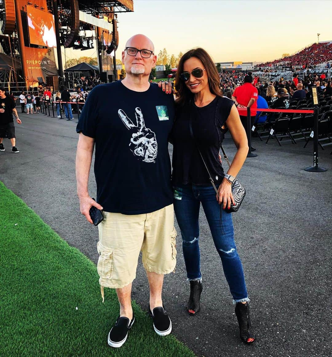 リサ・アンさんのインスタグラム写真 - (リサ・アンInstagram)「A lil #flashbackfriday at the @aliceinchains show with @footballdiehard - it’s Time for the 7 @ 7 on the #FootballDiehards @siriusxmfantasy 7pm ET 🏈」10月26日 7時56分 - thereallisaann