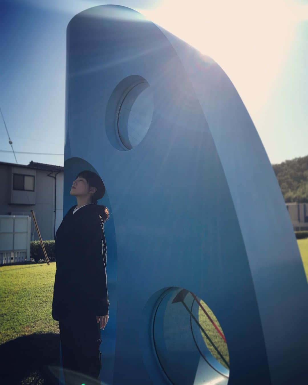 のインスタグラム：「🕴🌞💭ん？ ㅤ #背伸び」