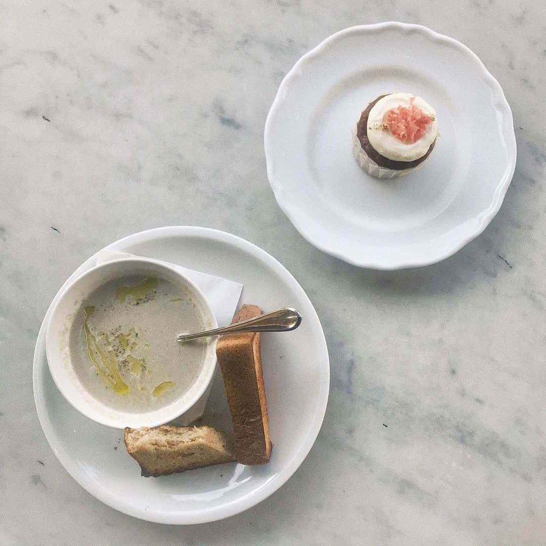 松本ゆいさんのインスタグラム写真 - (松本ゆいInstagram)「.﻿ ﻿ ﻿ 私の大好きなマッシュルームスープと﻿ キャロットケーキ🥕﻿ 好きなもだらけの組み合わせで幸せ🤤﻿ スープにつあてきたパンが﻿ 中はふわっとして外がカリッとしててすごく美味しかった😳﻿ #lunch#cafe#soup#carrotcake#sweets#mashroomsoup#bread#キャロットケーキ#マッシュルームスープ#gardenhousecrafts#gardenhouse」10月26日 8時06分 - yui_m106