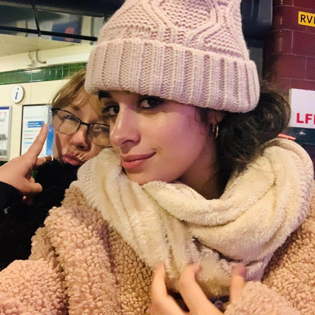 カミラ・カベロさんのインスタグラム写真 - (カミラ・カベロInstagram)「feeling so thankful for midnight walks with  my mom, literally don’t know who I would be without her, i never post stuff like this usually, but was feeling overwhelmingly grateful cause I think God gave me an angel . ❤️」10月26日 8時12分 - camila_cabello