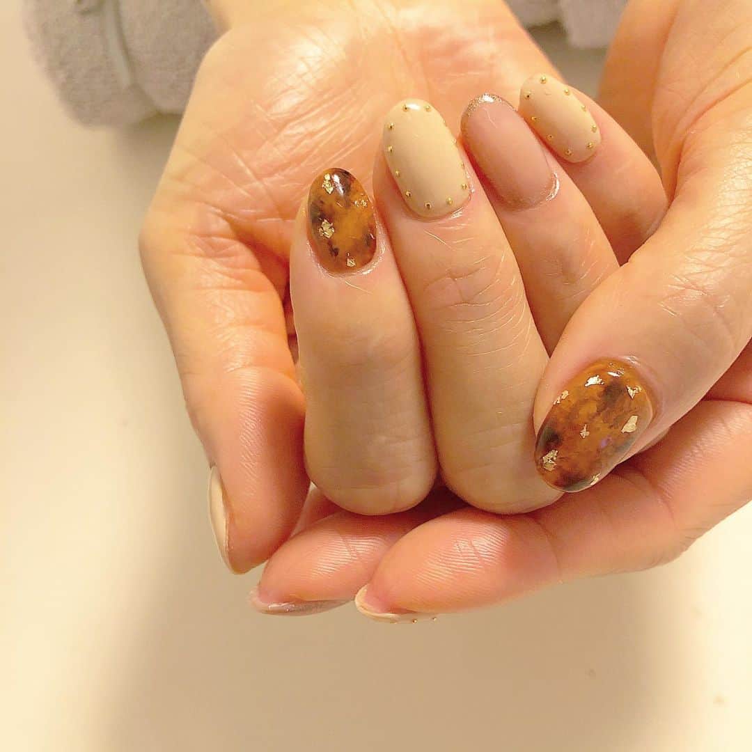 Kana Kobayashiさんのインスタグラム写真 - (Kana KobayashiInstagram)「#べっ甲ネイル  #nails #studs #aw #ネイル #ネイルアート」10月26日 8時24分 - anela_kana