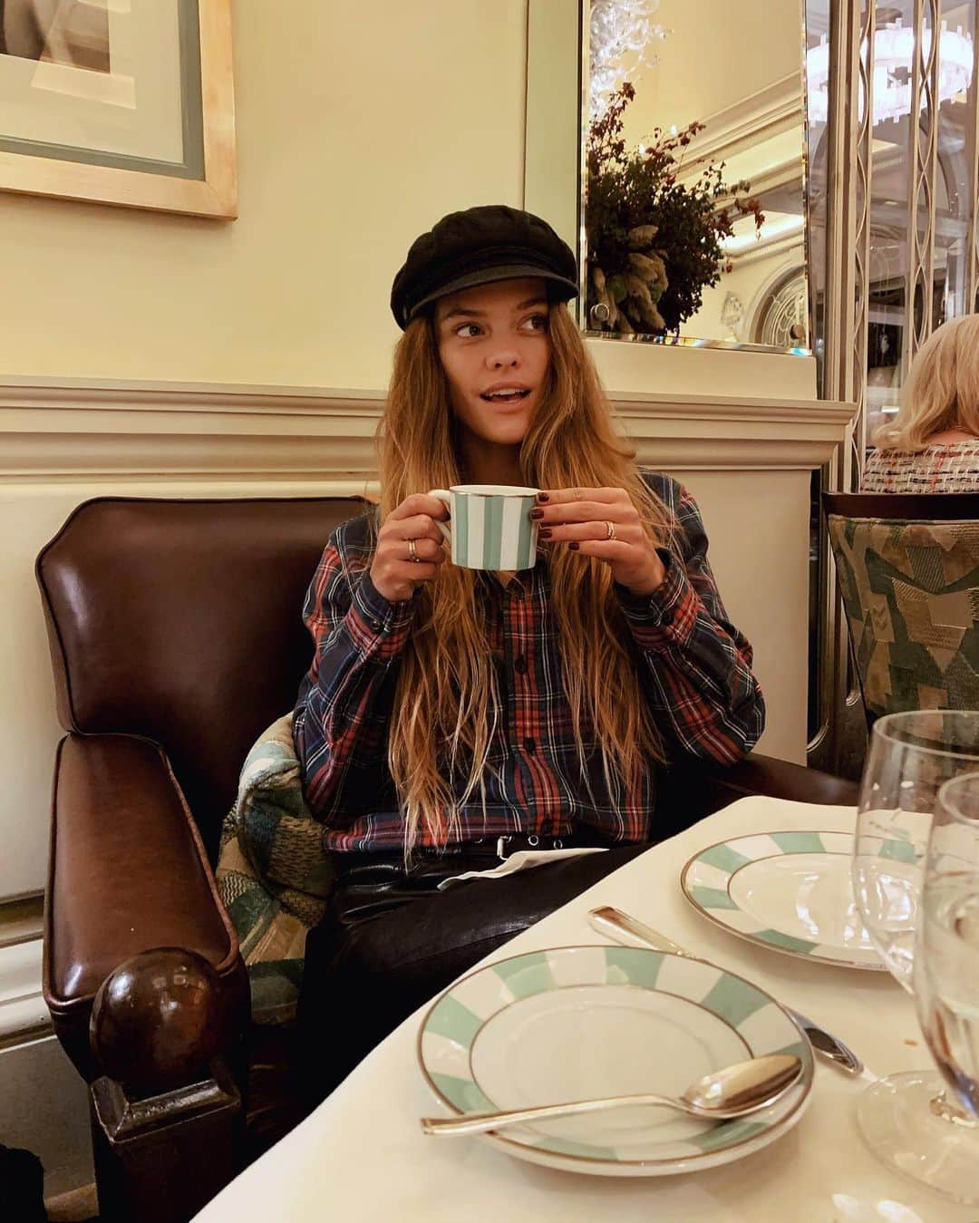 ニーナ・アグダルのインスタグラム：「Spilling the tea but not really cus its £70 and mama is budgeting」