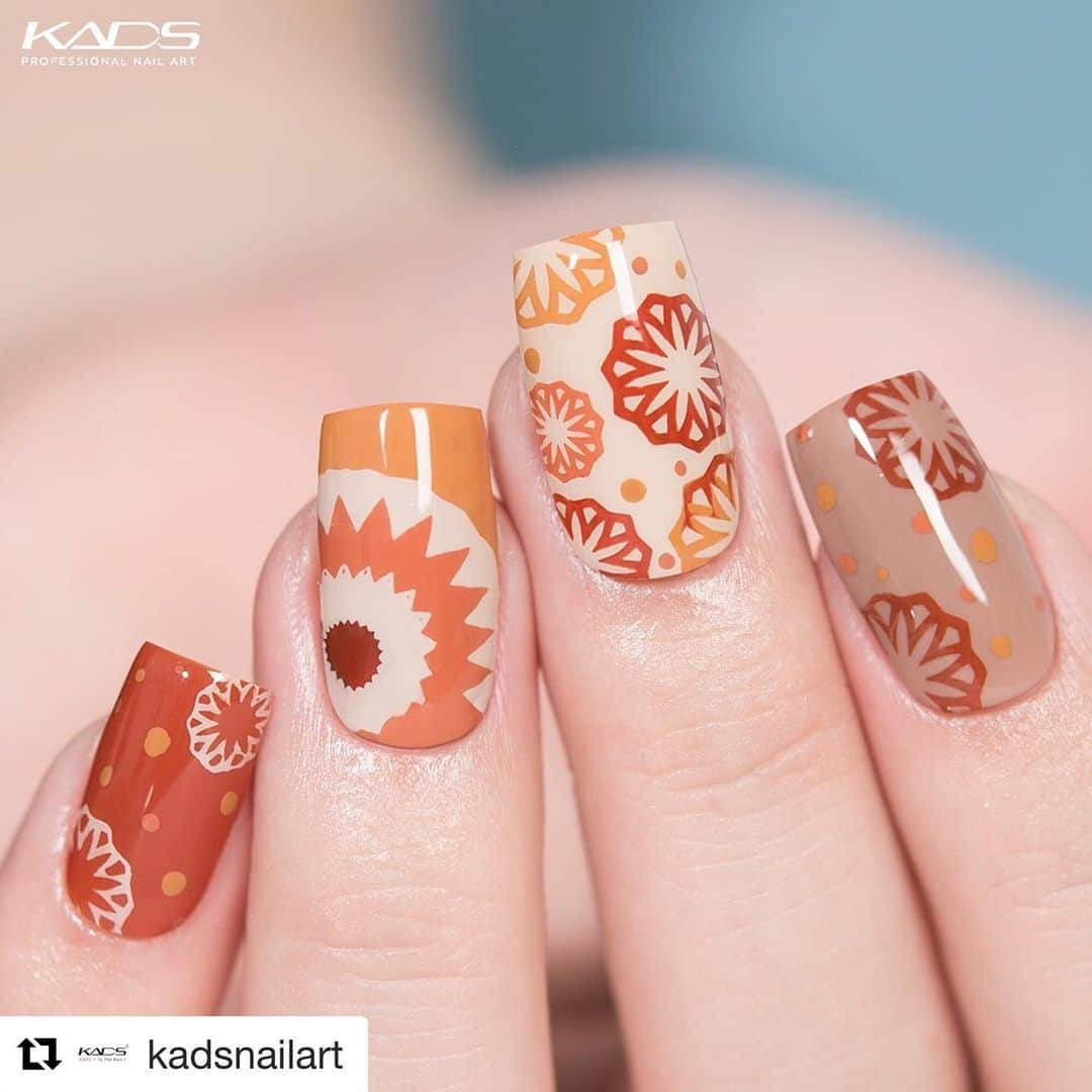 Nail Designsさんのインスタグラム写真 - (Nail DesignsInstagram)「Credit: @kadsnailart ・・・ 100% Autumn🍁  KADS stamping plate · Travel 009 · #nails #kads #kadsnailart #nailart #nailfashion #instanails #nailstagram #nailwork #naildesigns #nailplates #kadstravel #kadstravel009 #flowerpatternnails #autumnnails #sunsetnails #flowernails #fallnails #stampingnailart #nailcolor #notd」10月26日 8時24分 - nailartfeature