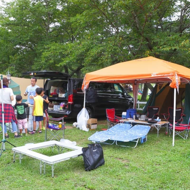 キャンプ情報サイト［ランタン］さんのインスタグラム写真 - (キャンプ情報サイト［ランタン］Instagram)「CAMP SMILE STYLE ／ 子供とペットと太陽の下で楽しむ ファミリーキャンプ ＼ いろんなキャンパーのキャンプスタイルを現地取材と一般キャンパーからの投稿で数多く掲載してます。 . . 詳しくは @lantern.camp  webサイトをご覧ください . . #camp #camping #outdoor #travel #trip #lantern_smile #nature #キャンプ #キャンプ用品 #アウトドア #テント #自然 #旅行 #キャンプ初心者  #キャンプ好きな人と繋がりたい #成田ゆめ牧場ファミリーオートキャンプ場 #コールマン #迷彩 #ランタン #チワワ #タフワイドドーム #ファミリーキャンプ #ファミキャン」10月26日 17時53分 - lantern.camp