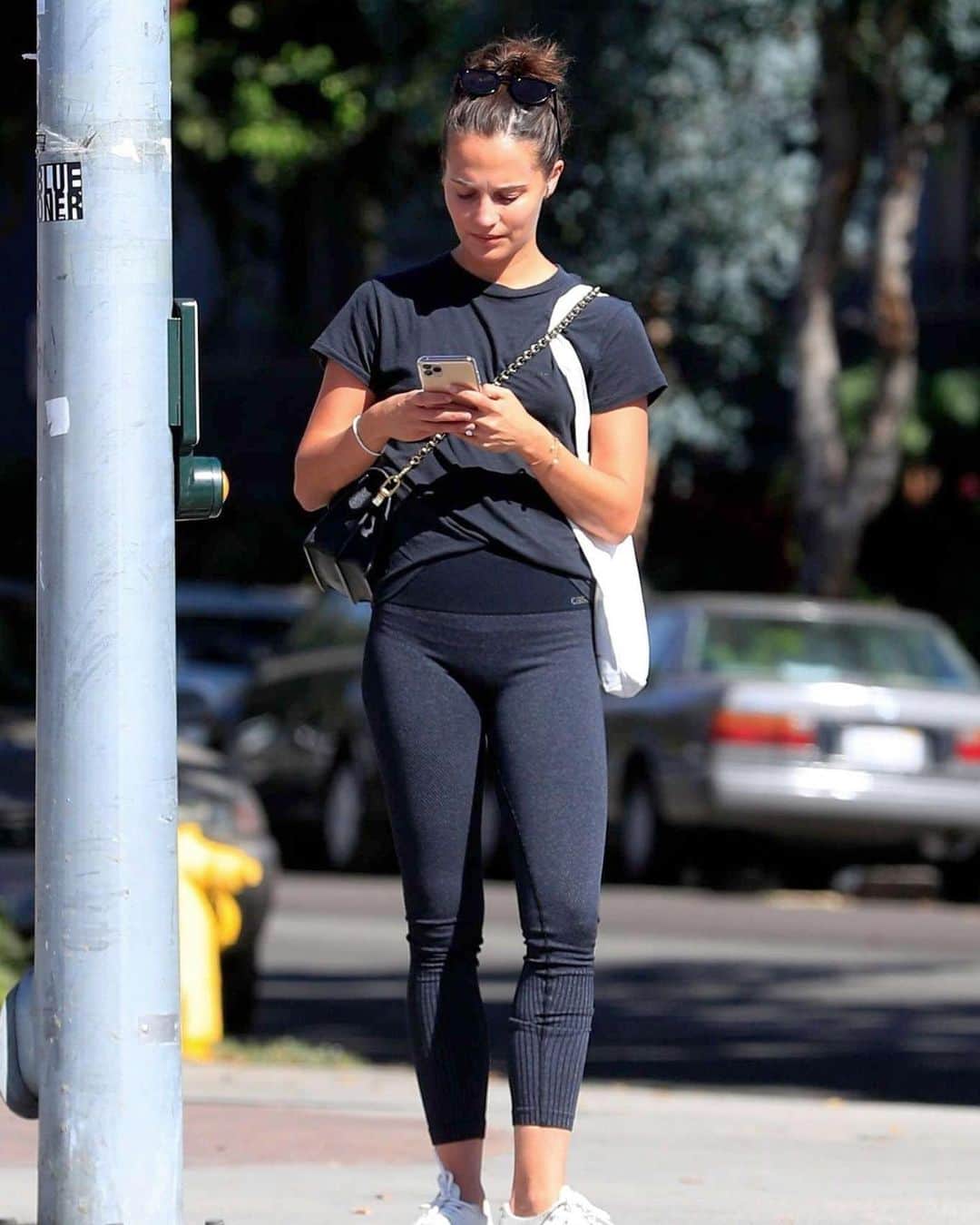 アリシア・ヴィキャンデルさんのインスタグラム写真 - (アリシア・ヴィキャンデルInstagram)「Alicia spotted out for a walk in West Hollywood.」10月26日 17時49分 - aliciavikanderdaily