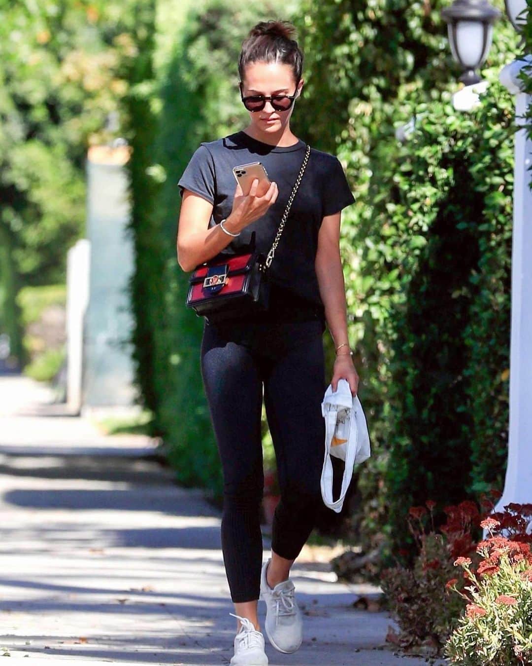 アリシア・ヴィキャンデルのインスタグラム：「Alicia spotted out for a walk in West Hollywood.」