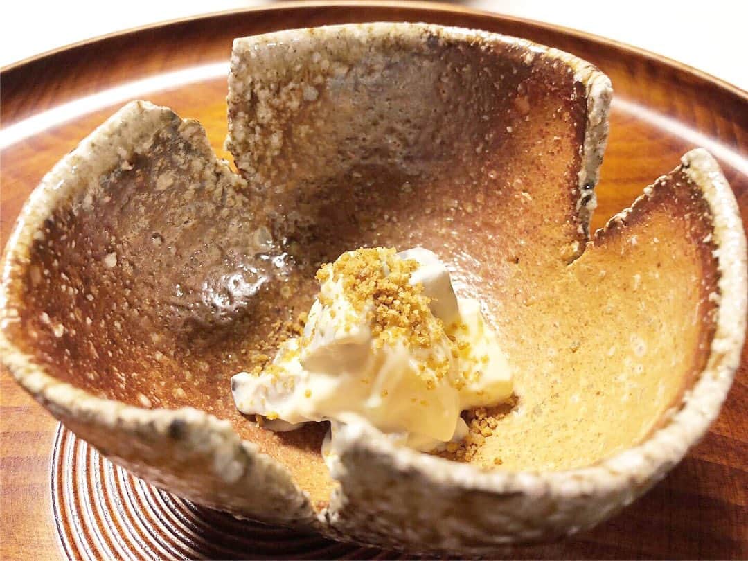 乾雅人さんのインスタグラム写真 - (乾雅人Instagram)「祇園川上@京都 ミシュランの星獲得の割烹。所謂ど真ん中の京料理かと思いきや、要所でキレのある変化球も。実に面白い。2枚目の写真、天然子持ち鮎。この時期だけの料理だそうだが、子持ちの鮎の塩焼きは初めて食べたけど美味しいんだねぇ。 6枚目はシャトーブリアンと松茸を巻いて春巻に。香りと脂を閉じ込めるヤツ。食感も面白い。 舞妓さんのお酌で日本酒がススムススム。 色々な意味で楽しい夜、ありがとうございました。 #kyotojapan #michelinstar #michelinstars #michelinrestaurant」10月26日 17時52分 - inuimasato