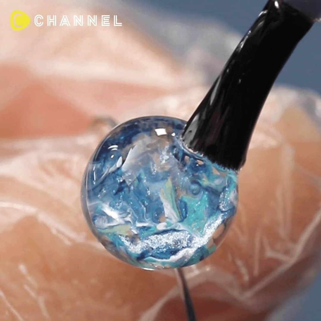 C CHANNEL-Art&Studyのインスタグラム：「💍A Small Universe on your Finger ♡ Easy DIY Planet Ring☪️ 💍指にはめる小宇宙 ♡ かんたん惑星リング☪️ . 💗Check👉 @cchannel_girls 🎶 💗Follow me👉 @cchannel_artandstudy 🎵 📲C CHANNELのアプリもよろしくお願いします💕 . [Things to prepare] ・ Several colors of your favorite color ・ wrap ・ LED & UV craft resin solution ・ Hemispherical silicon mold ・ UV light (9w) ・tweezers ・ Ring stand ・ LED & UV craft resin coating solution . [Steps] 1. Cut the wrap to an appropriate size and apply your favorite manicure polish. 2. Fold the wrap in half and lightly press it with your fingers to make it marble. 3. Pour resin into mold and cure with UV light for about 10 seconds. 4. Pick up the resin with tweezers and lightly press the flat part against the polish several times to copy the marble pattern. 5. Once the polish is completely dry, bond the ring base with resin. 6. Coat the surface of the hemisphere with a resin solution with a brush and polish it. Cure for about 10 seconds with UV light and complete! . . 遥か彼方にある、神秘的な惑星たち。絵が上手に描けなくても、マニキュアとラップさえあれば簡単に表現できるんです◎ . 【用意するもの】 ・好きな色のマニキュア数色 ・ラップ ・LED&UVクラフトレジン液 ・半球型シリコンモールド ・UVライト(9w) ・ピンセット ・リング台 ・LED&UVクラフトレジン コーティング液 . 【作り方】 1. ラップを適当な大きさに切り、好みのマニキュアを垂らす。 2. ラップを半分に折りたたみ、マーブルになるように上から指で軽く押す。 3. モールドにレジンを流し、UVライトで約 10 秒硬化する。 4. レジンをピンセットで取り上げ、平らな部分をマニキュアに数回軽く押し当て、マーブル模様を写し取る。 5. マニキュアが完全に乾いたら、レジンをでリング台を接着する。 6. 半球の表面をブラシ付きのレジン液でコーティングし、ツヤをだす。UVライトで約 10 秒硬化して完成!! ※レジンを扱う際は、ポリ手袋などで手を覆い、皮膚にレジンがつかないようにご注意ください。 ※作業中は手袋の使用、部屋の換気をおすすめします。 ※レジンは高温となりますので取り扱いには十分に注意してください。 . . #handmadejewelry#ringjewelry#resincraft#handmaderings#handmadering#resinring#resinartwork#jewelryaddict#jewelrymaking#handmadejewelrydesign#instajewelry#handmadecrafts#videotutorial#diycrafts#resinaddict#ringsofinstagram#handmadeaccessories#manicures#diyidea#manicureideas#rings#planets#space#marble#polish#指輪#リング#宇宙#マニキュア」