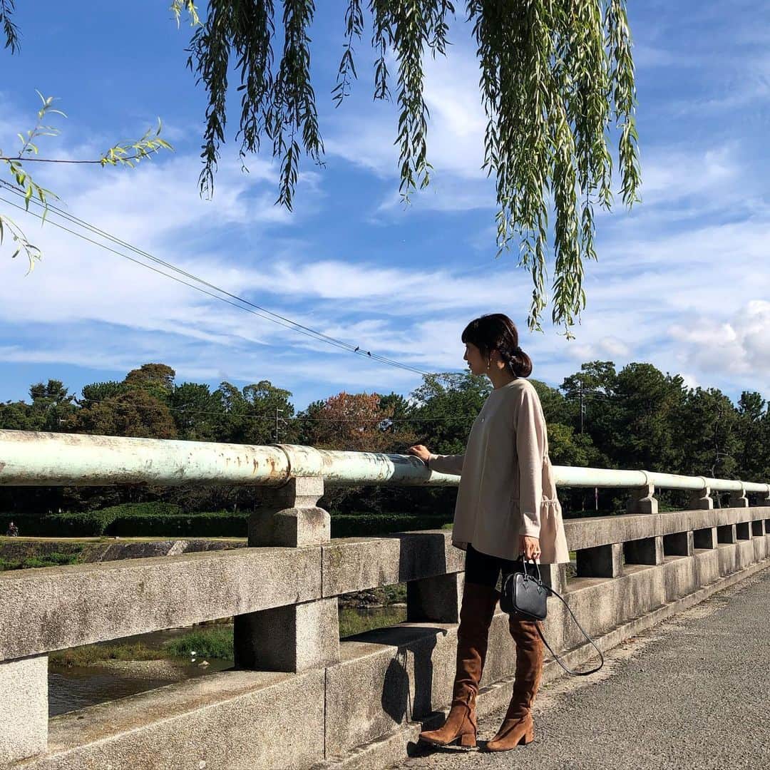 木本泉さんのインスタグラム写真 - (木本泉Instagram)「-﻿ 鴨川を散歩🚶‍♀️🚶‍♀️🚶‍♀️﻿ ﻿ 塾に行くのに数年間通っていた場所。﻿ ﻿ 昔はただの景色だったのですが、東京の街並みに慣れたのか？歳を取ったせいか？綺麗だな〜と思いにふけってしまいます😌﻿ ﻿ 出町に来ると、双葉の豆餅が食べたくなる🍡﻿ その日のうちに食べないと硬くなるから、お土産にできないのが残念🌀﻿ ﻿ #鴨川#京都#出町柳」10月26日 17時58分 - izumikimoto