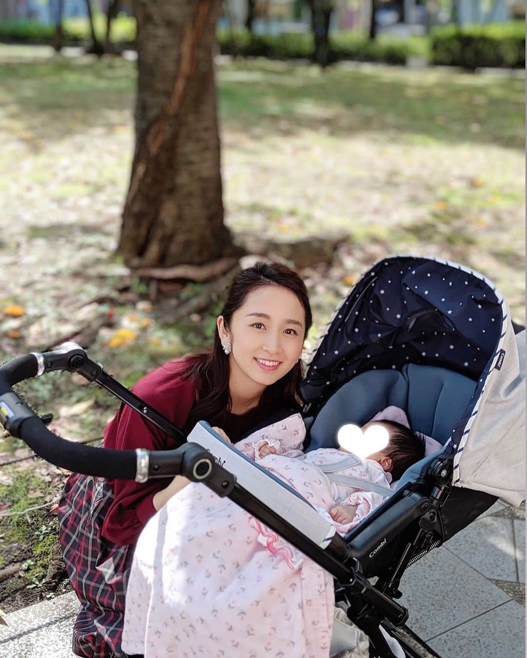 小野恵美のインスタグラム：「初めてのお出かけでした💓  秋晴れの青空で気持ちよかった☀️ これからゆっくり、お外でも色んな経験をさせてあげたいなぁ👶✨ #初めてのお出かけ #赤ちゃん #baby #1ヶ月  #生後1ヶ月 #ママ #女の子ママ  #秋晴れ #子育て #育児 #お散歩 #ベビーカー」