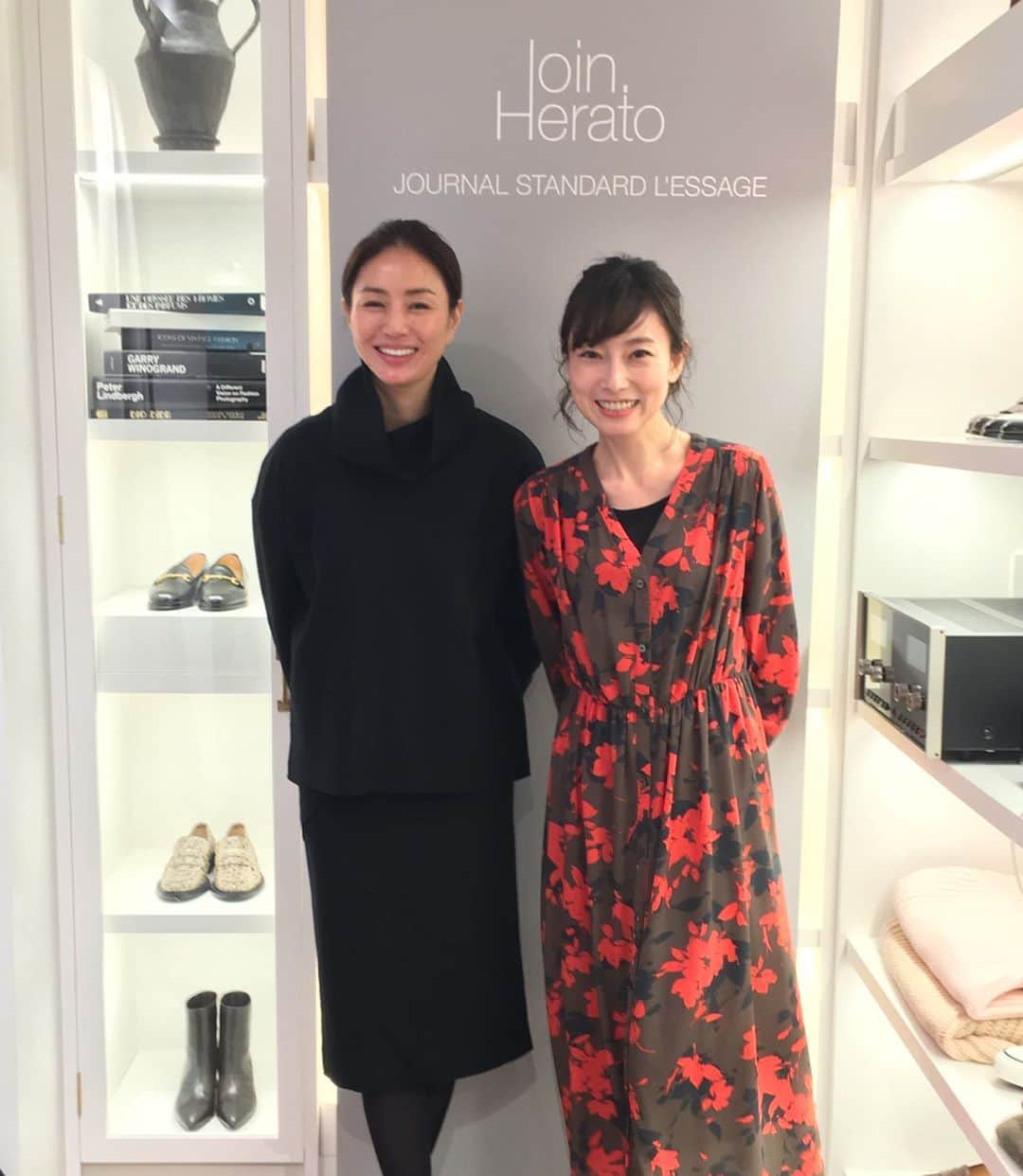 小橋めぐみのインスタグラム：「事務所の先輩、井川遥さんがディレクションを手掛ける2つのブランド「ヘルト（Herato）」と「ロワン（loin.）」のポップアップストアが、ジャーナル スタンダード レサージュ青山店に昨日からオープンしました。 リラックスしながらも、品格を感じさせる上質な洋服やバッグたち。 いつもはECサイトのみの販売ですが、この期間は実際に手に取ってみることができます。 欲しいものばかりで… 昨日今日と連日伺ってしまいました。 11月7日まで開催中です✨ 真剣な眼差しと、温かい笑顔が本当に素敵！永遠に憧れの女性です。 #照れまくり #loin. #herato」