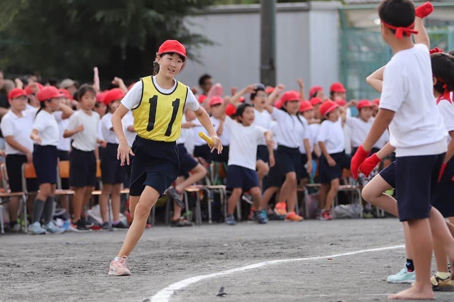 のインスタグラム：「. 長女、小学生最後の運動会。 . . リレーの選手でゼッケン11番、チームは優勝🏁 . . 6年生にもなると、何するにも迫力出てきますね。 . . 騎馬戦も上でしたがすぐに帽子とられてました😅 . . 争い事は向かないタイプなのになんで上になったのかな😅 . . あっという間の6年間、早いな〜💦 . . #運動会 #小学生 #6年 #長女 #リレーの選手」