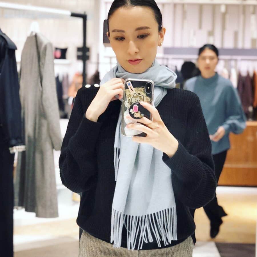 前田紀至子さんのインスタグラム写真 - (前田紀至子Instagram)「11月1日にオープンする渋谷スクランブルスクエア内アクアスキュータムホワイトレーベルのプレオープンにお招き頂きお買い物してきました。 冬に備えてのお買い物で、今回絶対に欲しかったのは、シルクカシミアのマフラー！ 今夏のスカーフの流れから巻き物気分が続いていますが、質の良いものでしかなし得ない軽やかなムードと顔色をぱっと明るく見せてくれる色出しに、思い切っての2色買い（さて、どのカラーにしたでしょう？）。 新しい施設の明るい雰囲気って、何とも物欲がくすぐられますね。 そして漸く手に入れたのが、アクアスキュータムのトレンチコート。実は3年前から狙っていたのですが色味やシルエットに悩んでいるうちに気付けば30代も半ば。 永く着られるものだからこそ、早いに越したことが無いと思い、今回ご縁のあったホワイトレーベルのジェンダーレスコート（Sサイズ）をセレクトしました。 身長が低い私ではありますが、長め丈と洗練されたプレーンなシルエットが意外なほどピンと来たので、この秋冬はもちろん、これからもずっと大切に着られる予感です。 オープニング記念のキャンペーンもやっているそうなので、そちらは公式アカウント　@aquascutum_whitelabel からチェックしてみてくださいね。 #aquascutumwhitelabel#shibuyascramblesquare#pr#アクアスキュータムホワイトレーベル#アクアスキュータム#渋谷スクランブルスクエア#ジェンダーレスコート#カシミア」10月26日 18時15分 - ki45m