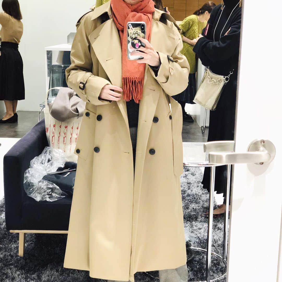 前田紀至子さんのインスタグラム写真 - (前田紀至子Instagram)「11月1日にオープンする渋谷スクランブルスクエア内アクアスキュータムホワイトレーベルのプレオープンにお招き頂きお買い物してきました。 冬に備えてのお買い物で、今回絶対に欲しかったのは、シルクカシミアのマフラー！ 今夏のスカーフの流れから巻き物気分が続いていますが、質の良いものでしかなし得ない軽やかなムードと顔色をぱっと明るく見せてくれる色出しに、思い切っての2色買い（さて、どのカラーにしたでしょう？）。 新しい施設の明るい雰囲気って、何とも物欲がくすぐられますね。 そして漸く手に入れたのが、アクアスキュータムのトレンチコート。実は3年前から狙っていたのですが色味やシルエットに悩んでいるうちに気付けば30代も半ば。 永く着られるものだからこそ、早いに越したことが無いと思い、今回ご縁のあったホワイトレーベルのジェンダーレスコート（Sサイズ）をセレクトしました。 身長が低い私ではありますが、長め丈と洗練されたプレーンなシルエットが意外なほどピンと来たので、この秋冬はもちろん、これからもずっと大切に着られる予感です。 オープニング記念のキャンペーンもやっているそうなので、そちらは公式アカウント　@aquascutum_whitelabel からチェックしてみてくださいね。 #aquascutumwhitelabel#shibuyascramblesquare#pr#アクアスキュータムホワイトレーベル#アクアスキュータム#渋谷スクランブルスクエア#ジェンダーレスコート#カシミア」10月26日 18時15分 - ki45m