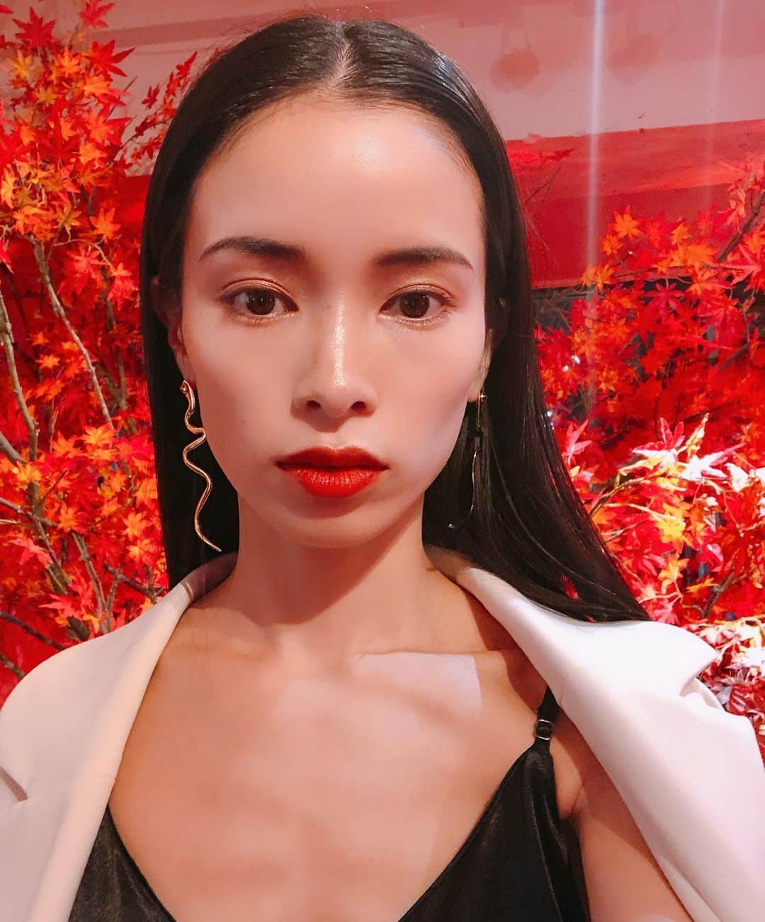 のインスタグラム：「@armanibeauty の #lipmaestro 405番の色が定番の 大人気色らしいのですが 流石！可愛い色！ マットに見えるこなれた質感なんだけど 実際付けると柔らかく、パサつかない絶妙さに惚れた。 買おう。コーラルレッド良い色💄 .  #selfie #selfiegram  #japanese #tokyo #mom #mother #blackhair #黒髪 #makeup #hairmake  #momlife #mommylife #mommy #男の子ママ #女の子ママ#ママライフ #motherof2」